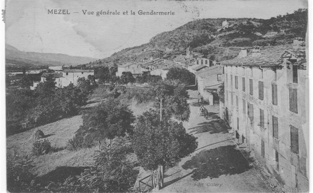 Mezel-vue generale et la gendarmerie - Mézel