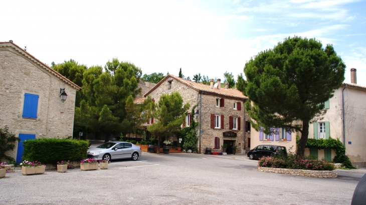 La Place du Village - Montfuron