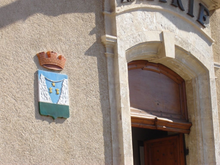 Au fronton de la mairie - Moustiers-Sainte-Marie