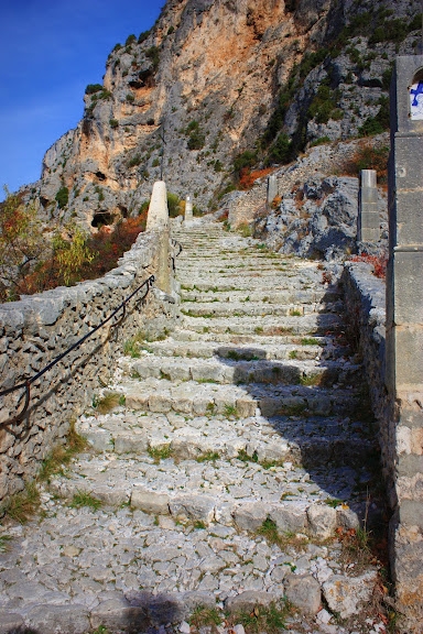 Montee-a-la-chapelle de Moustiers Ste Marie - Moustiers-Sainte-Marie