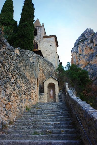 Montee-a-la-chapelle de Moustiers Ste Marie - Moustiers-Sainte-Marie