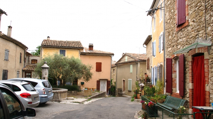 Place de la Fontaine - Pierrerue