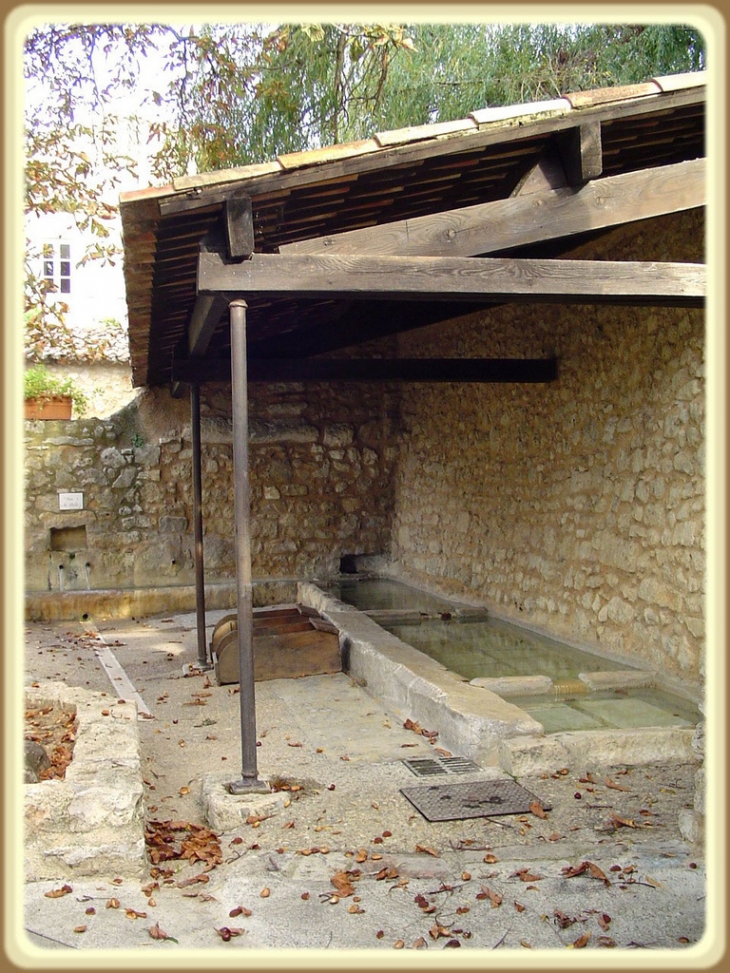 Fontaine lavoir de st Laurent sur Verdon - Saint-Laurent-du-Verdon