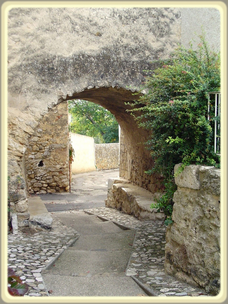 Porche d'entrée XIé siècle II - Saint-Laurent-du-Verdon