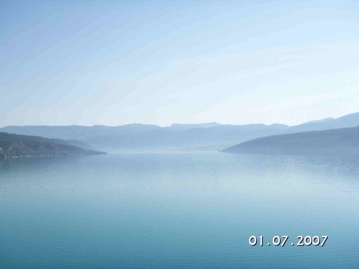 Le lac de Ste Croix depuis le village - Sainte-Croix-du-Verdon