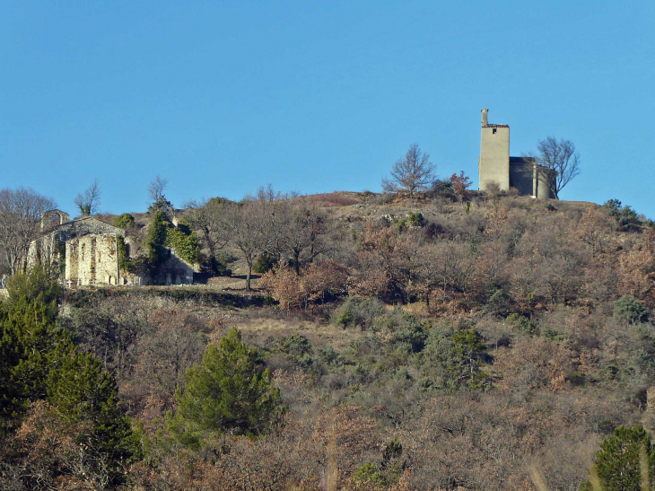 Sur la colline : la chapelle et l'église de l'ancien village - Salignac