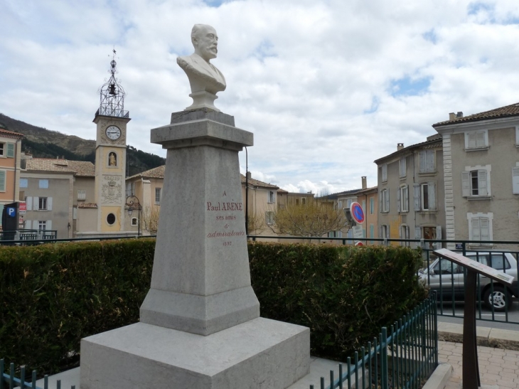 Sur la place ,pres de la tour de l'horloge - Sisteron