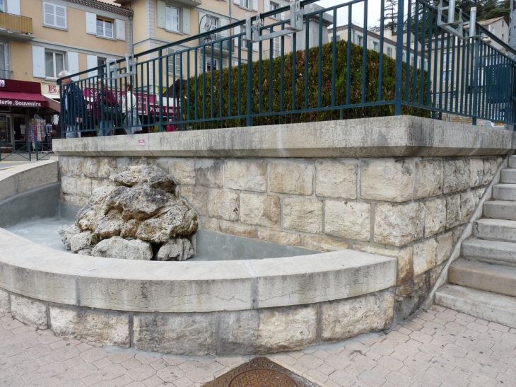 Sur la place ,pres de la tour de l'horloge - Sisteron