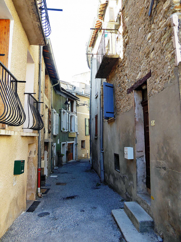 Ruelle dans le village - Volonne