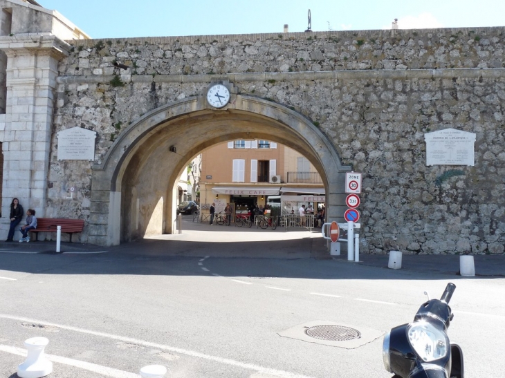 Porte d'accès à la vieille ville - Antibes