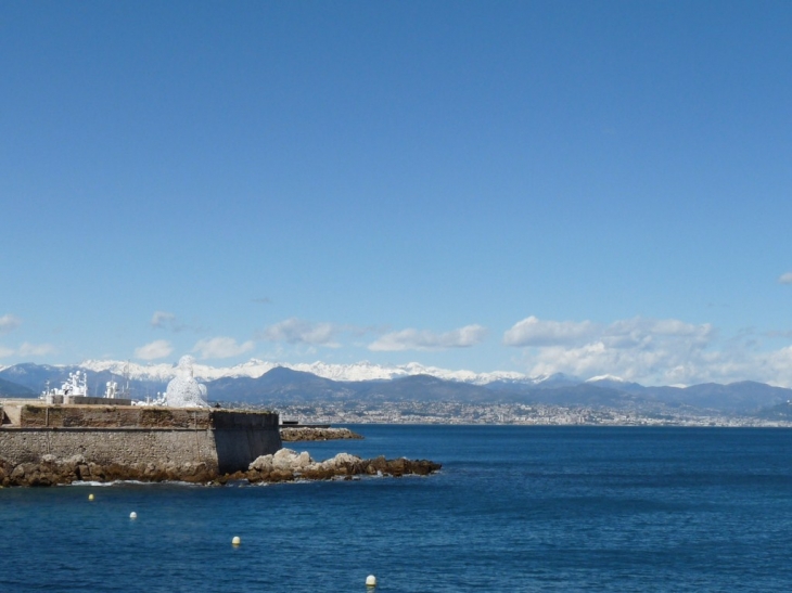 Le soleil, la mer ,et la montagne eneigée - Antibes