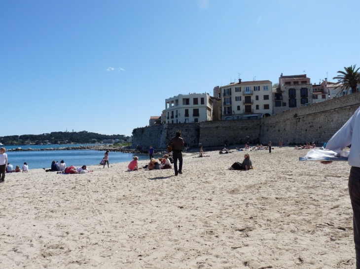 La plage au pied des rempart - Antibes