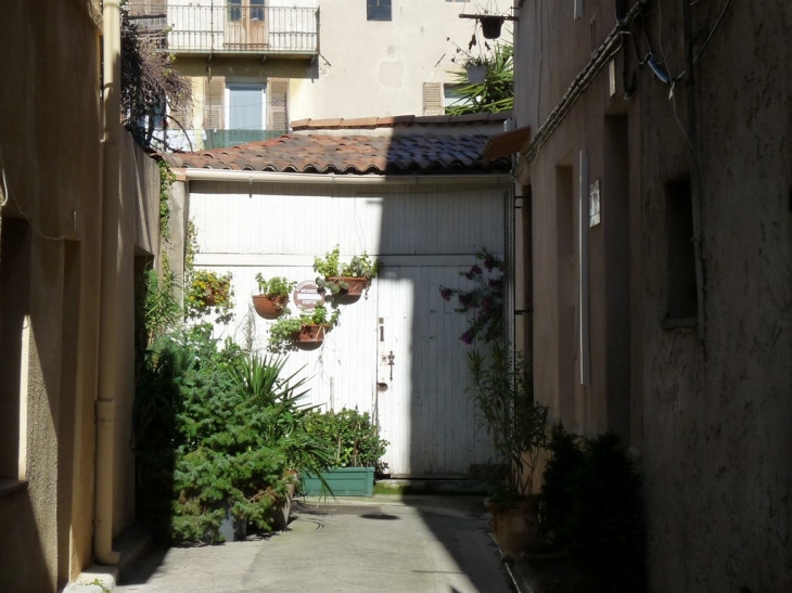 Une impasse ,dans la vieille ville - Antibes