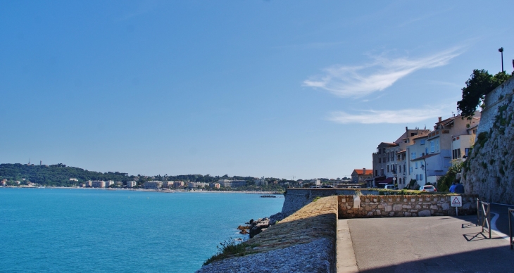 Les Remparts surplombant la Mer - Antibes