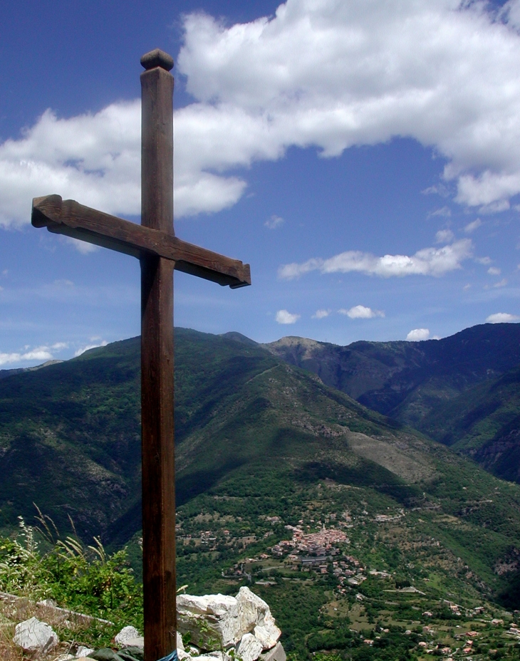 Croix au dessus du village  - Bairols