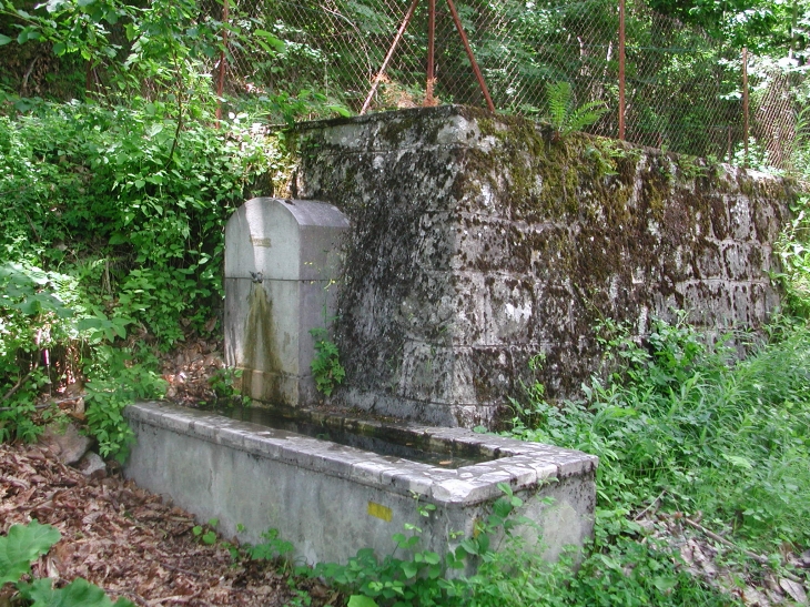 Plus loin vers le haut , le bassin de captage + fontaine abreuvoir - Bairols