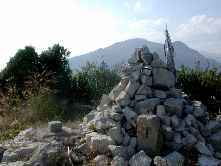 Le Mt Falourde  1306m avec son Cairn et ses 2 Bnes  - Bairols