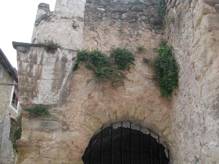 Un coin du château - Berre-les-Alpes