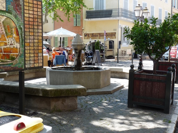 Fontaine  place du Général De Gaulle - Biot