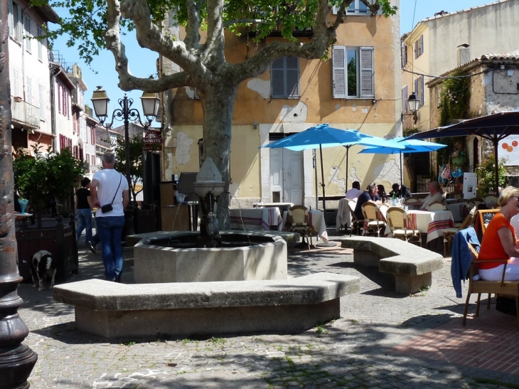 Fontaine  place du Général De Gaulle - Biot