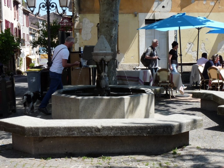 Fontaine  place du Général De Gaulle - Biot