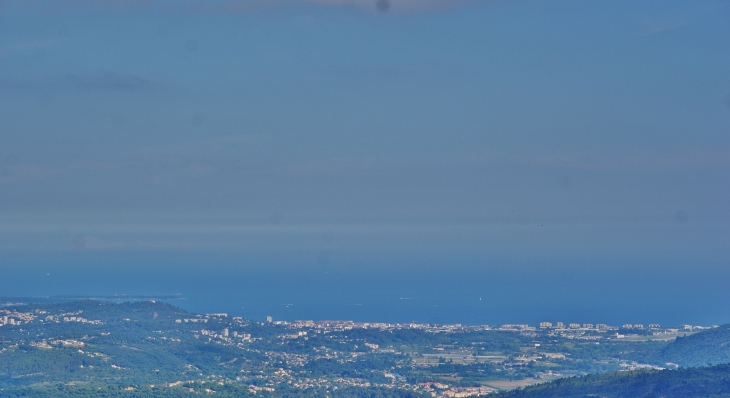 Panorama depuis Cabris(au fond la Méditerranée)