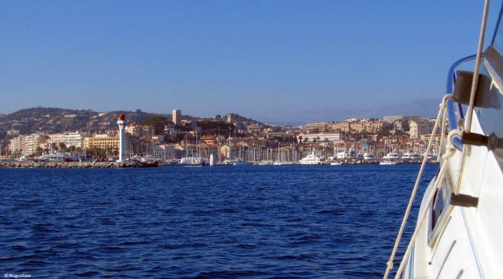 Cannes vue depuis la mer