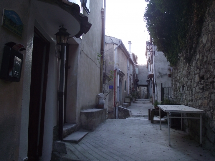 Une ruelle typique, tout le village est constitué de ruelles étroites  façonnées en escaliers. - Conségudes