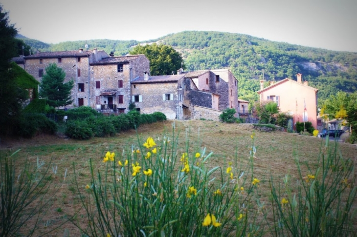 Le village de Courmes