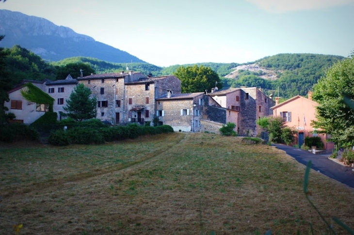 Le village de Courmes