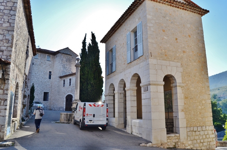 A Droite Le Lavoir - Gourdon