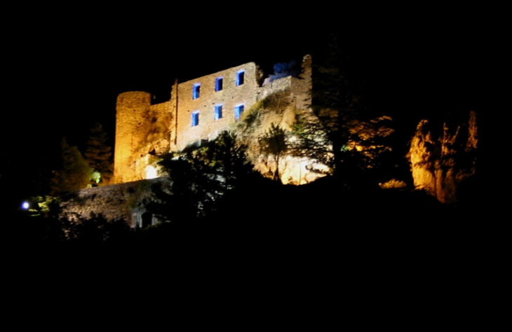 Le chateau de la  reine Jeanne  la  nuit - Guillaumes