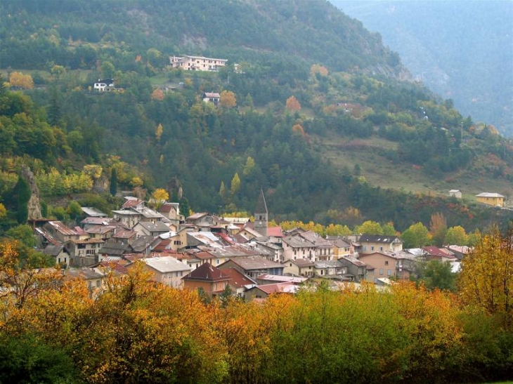 Le village de guillaumes de loin