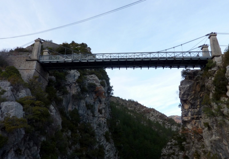 Le pont menant au village de  St Léger  - La Croix-sur-Roudoule