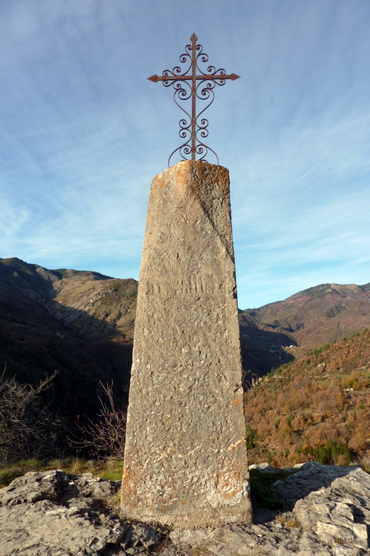 Croix sur Borne (Romaine?) en haut du village  - La Croix-sur-Roudoule