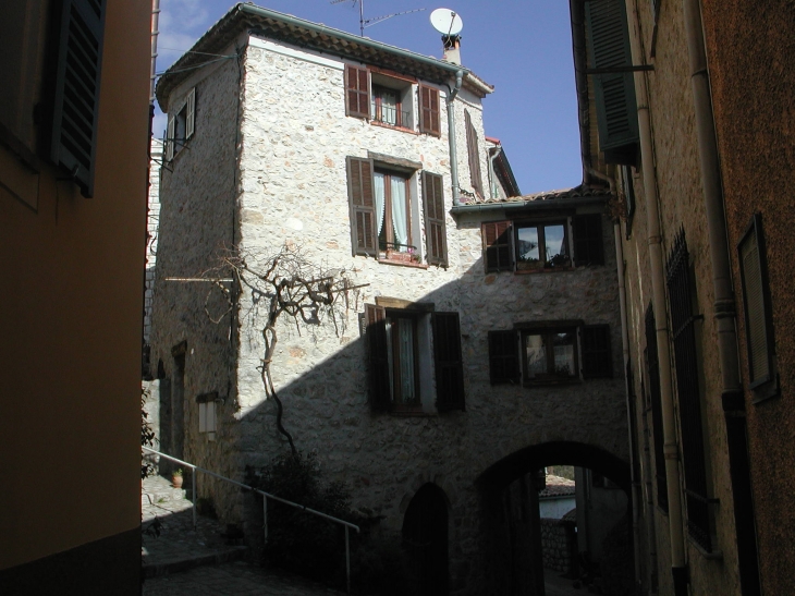 Promenade dans les rues .  - Levens