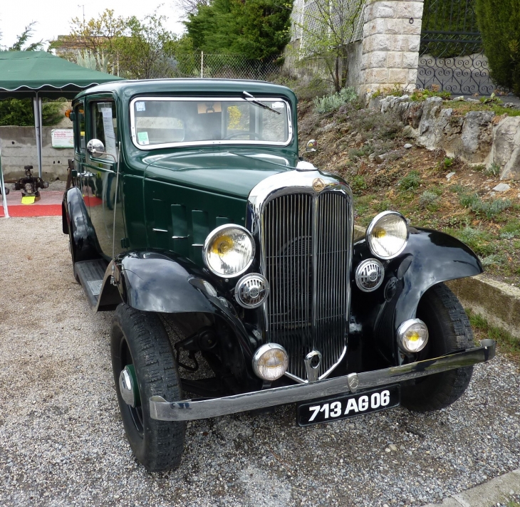 Rassemblement Citroën anciennes à levens 