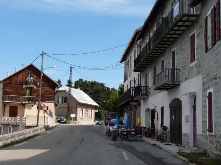 A Peïra Cava  , la rue principale - Lucéram