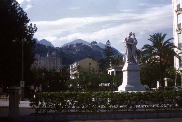 Une place - Menton