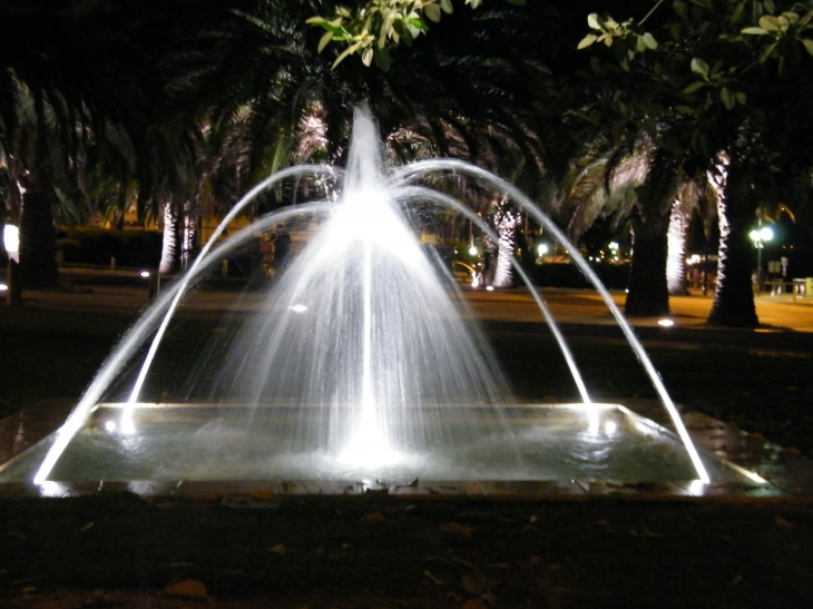 Une des fontaines sous les lumières de la ville - Menton