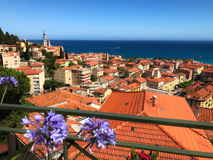 Vue sur les toits de Menton