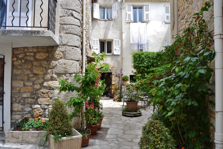  - Mougins