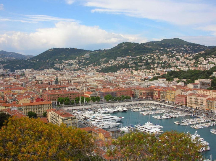 Le port vu du CHATEAU. - Nice