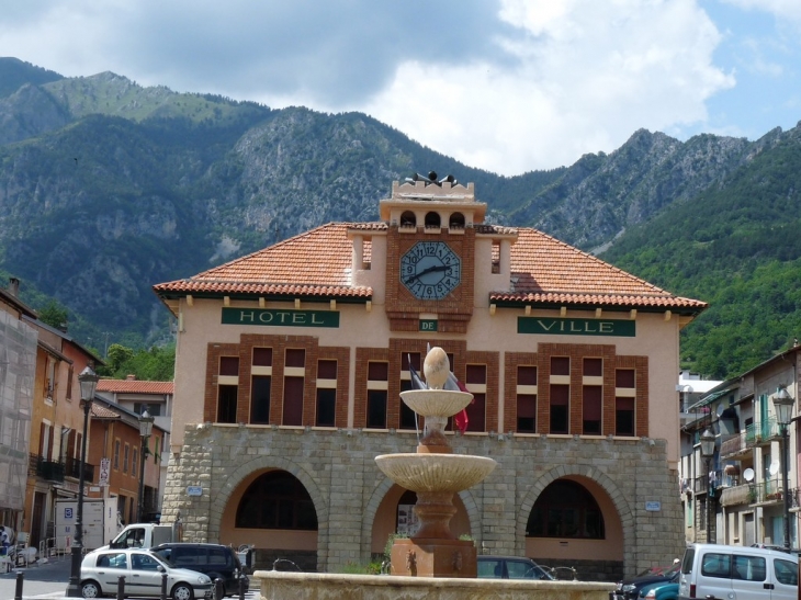 L'hotel d ville et la place Général Corniglion Molinier - Roquebillière