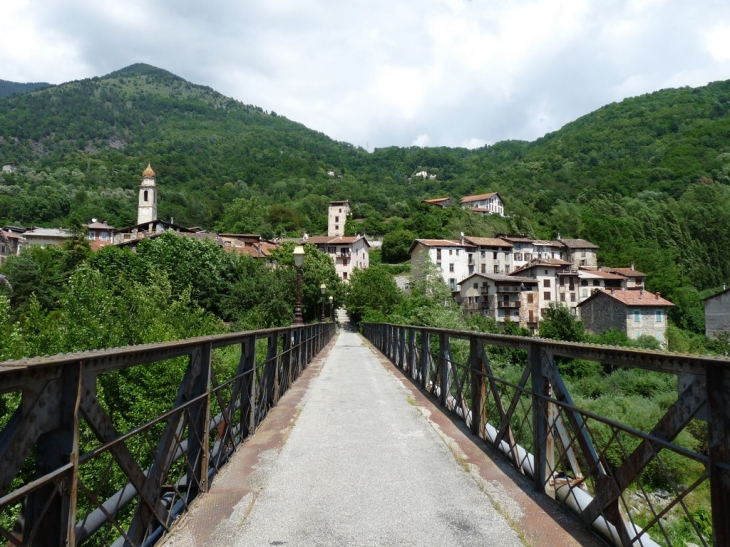 La passerelle sur la Vésubie pour rejoindre le vieux village - Roquebillière