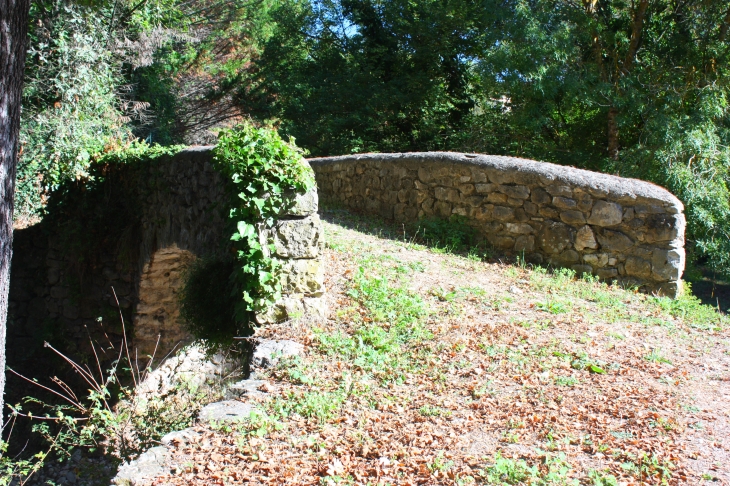 Le vieux pont de Roquefort les Pins - Roquefort-les-Pins