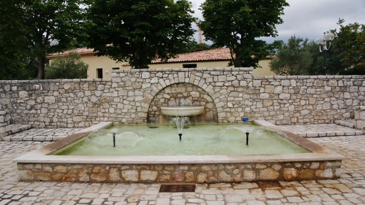 Fontaine - Roquefort-les-Pins