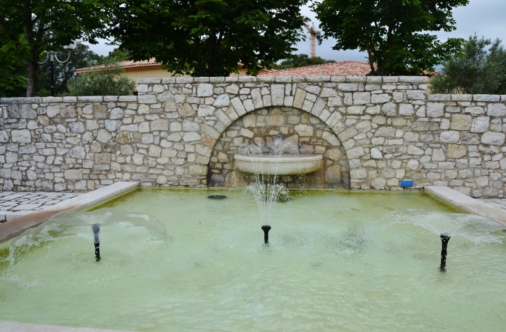 Fontaine - Roquefort-les-Pins