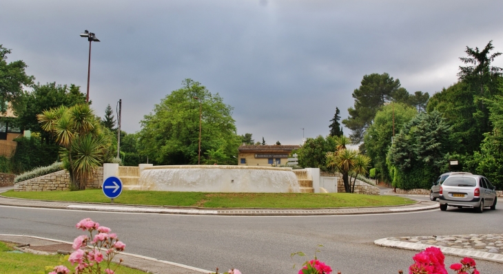 Rond-Point ( Fontaine ) - Roquefort-les-Pins