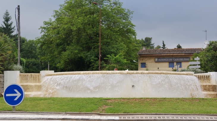 Rond-Point ( Fontaine ) - Roquefort-les-Pins